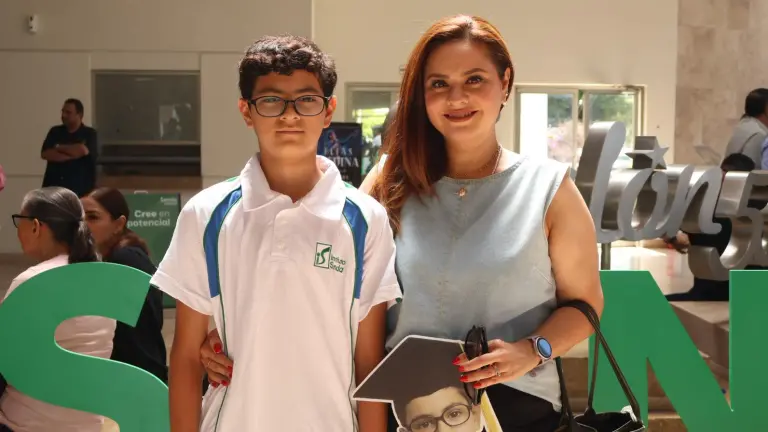 Disfrutan de su graduación, los alumnos de primaria del Instituto Senda