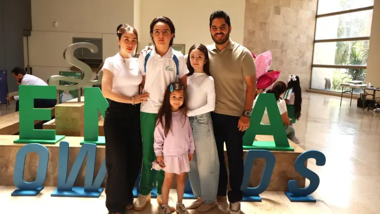 Disfrutan de su graduación, los alumnos de primaria del Instituto Senda