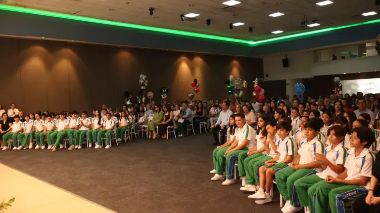 Disfrutan de su graduación, los alumnos de primaria del Instituto Senda