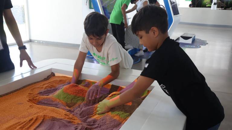 Niñas, niños y adolescentes participan en talleres de ciencia, robótica, astronomía y otras disciplinas durante el periodo vacacional.