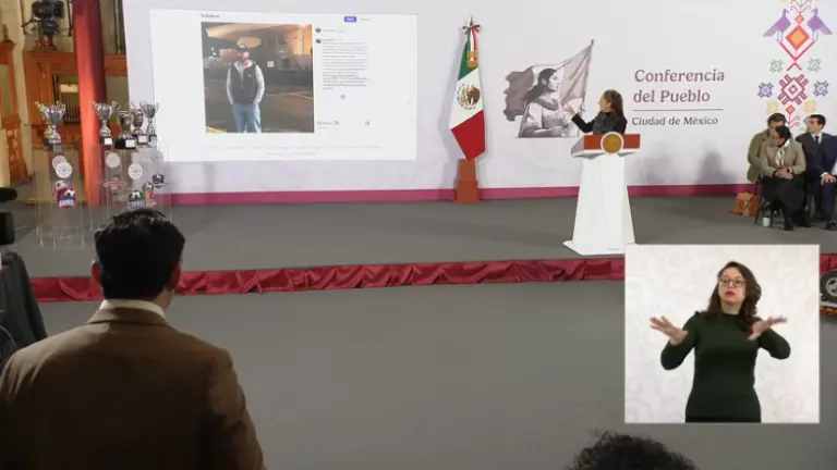 El Secretario de Seguridad Omar García Harfuch con el Embajador de Estados Unidos en México, Ronald Johnson y el director del FBI, Kash Patel.