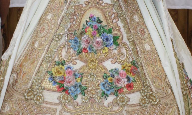 $!Evocan con vestido donado a Nuestra Señora del Rosario a la tradición infantil de ofrendar flores a la Virgen