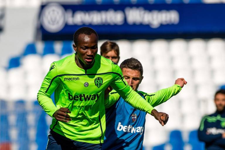 Fallece jugador tras desplomarse en la cancha (VIDEO)