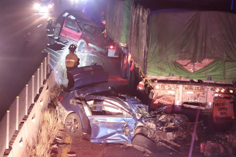 Aparatosa carambola en la Internacional, al sur de Mazatlán, deja 2 muertos y 8 heridos