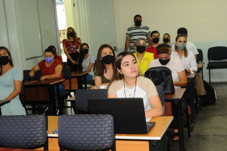 Reciben docentes de la Preparatoria Central curso para prevenir y atender situaciones de riesgo en los jóvenes