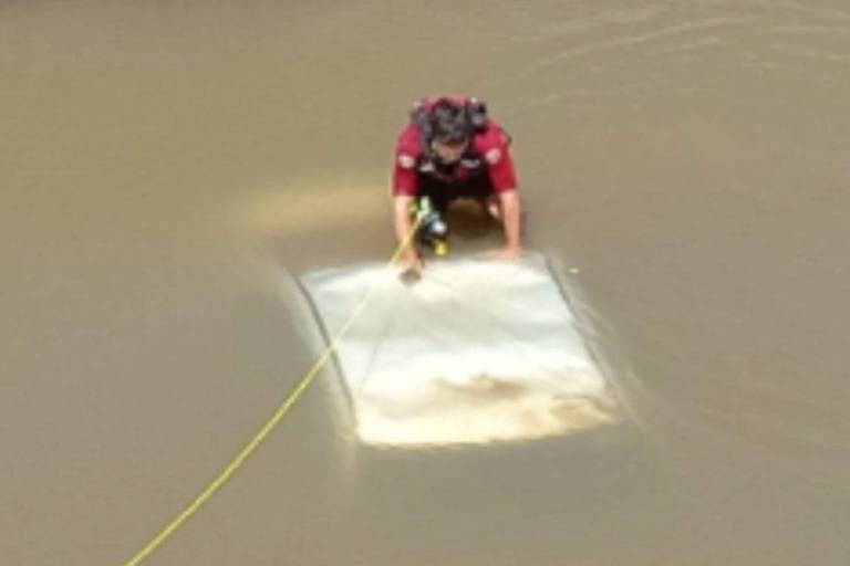 Recuperan vehículos que se encontraba al interior de un canal en Culiacán