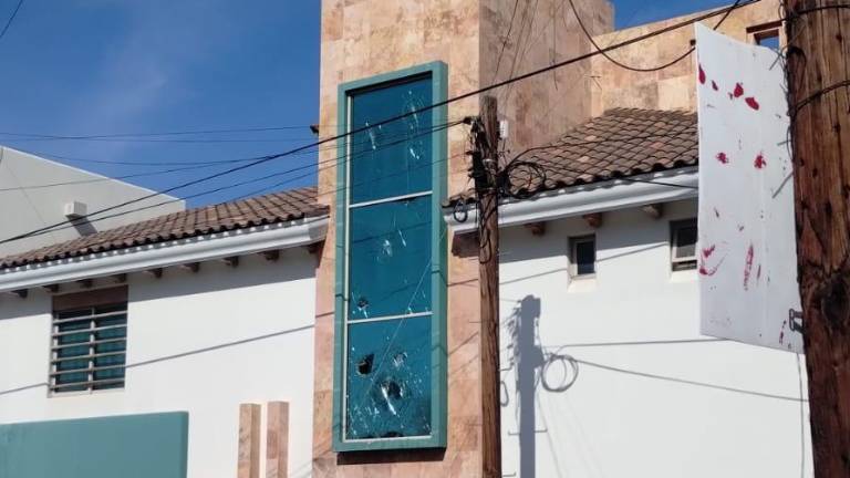 La casa presentó impactos de bala en ventanas y paredes de la fachada principal.