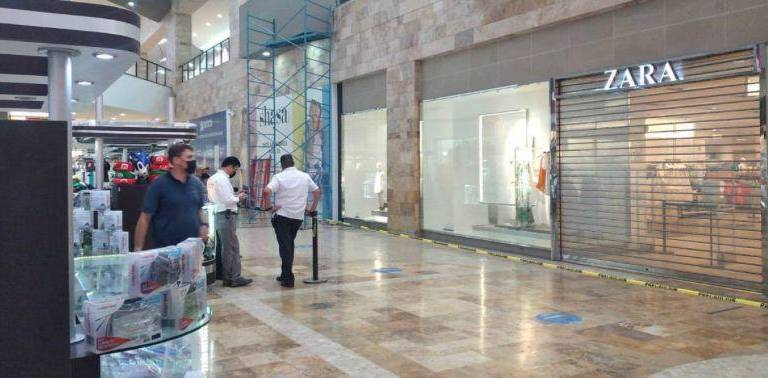 Tras el derrumbe al interior de Plaza Forum, Protección Civil dice que no hay riesgo