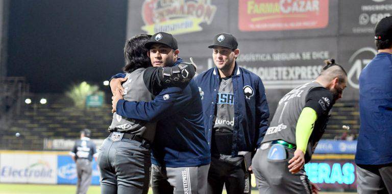 Leo Heras es felicitado.