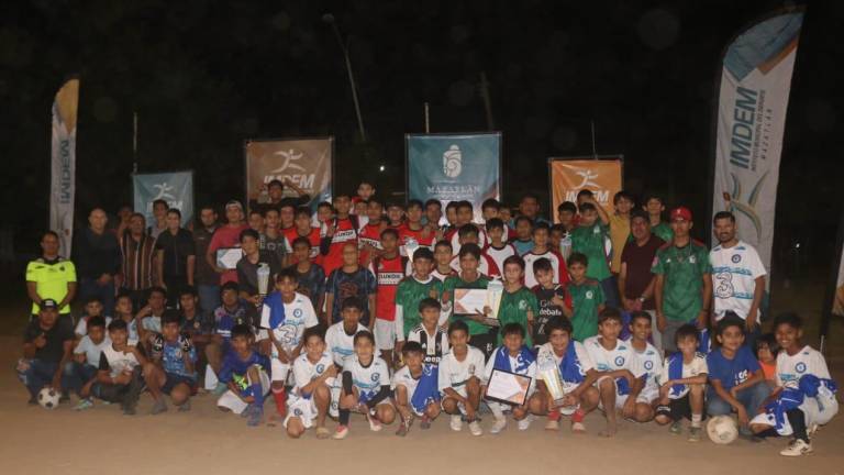 Premian al talento del Torneo de Futbol Intercolonial