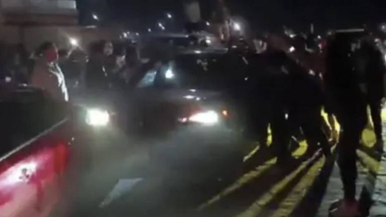 En los festejos del triunfo de México en el Mundial, una camioneta atropelló a aficionados en Hidalgo.