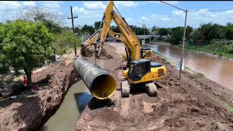Trabajos de sustitución de tubería en un tramo del Emisor Rubí, en Culiacán.