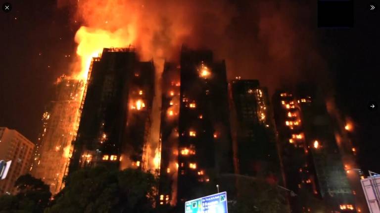 El incendio se ha propagado por varios edificios en el barrio de Tai Po, en Hong Kong.