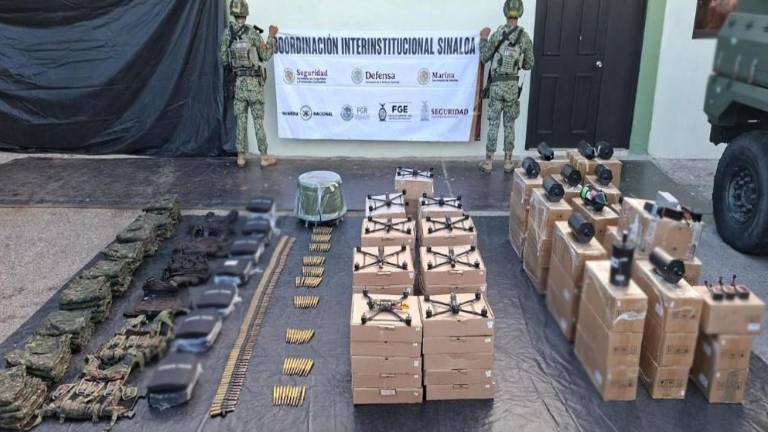 Ejército asegura drones, municiones, equipo táctico y fibra óptica en tramo carretero de Rosario, Sinaloa.