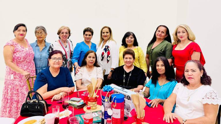 Letty Portillo, Ana María Márquez, Esperanza Bustamante, Letty Morales Madero, Doris Osuna de Villalpando, Jael Viera, Elba Ramos y Malinalli Esperano. Sentadas, Mercedes Félix, Delmira Jaime, Lucy Pérez, Lourdes Morales y María de la Cruz Inda.