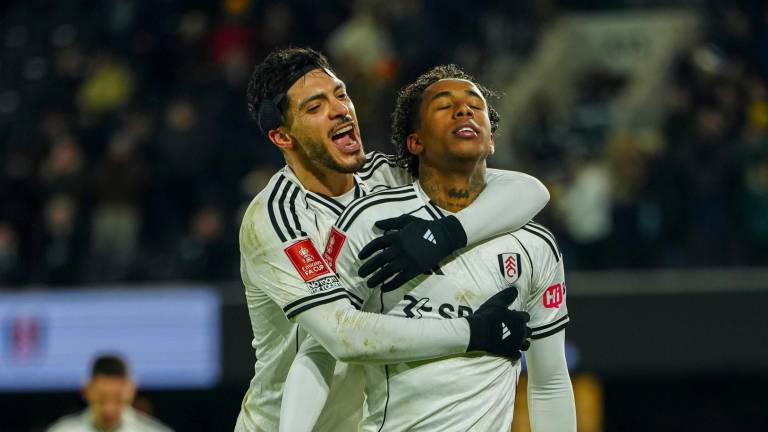 Raúl Jiménez festeja con Kevin.