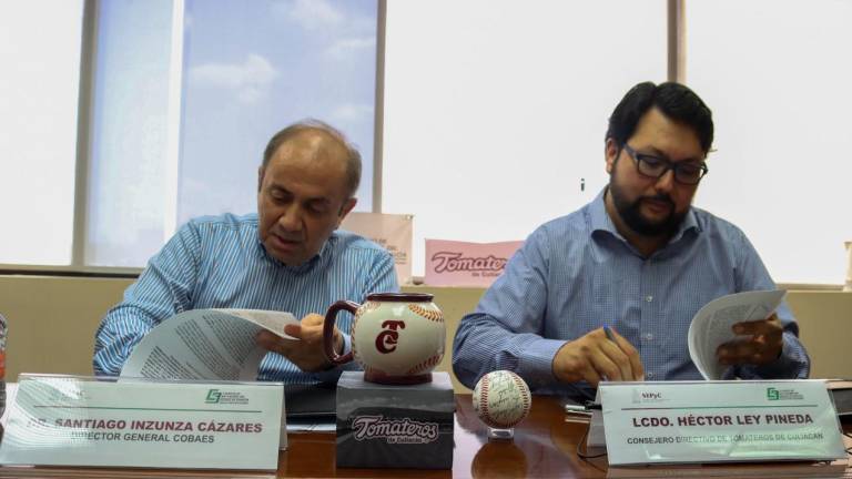 Santiago Inzunza Cázares y Héctor Ley Pineda firman el convenio.
