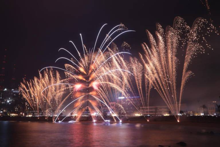 Disfrutan miles de personas del tradicional Combate Naval del Carnaval de Mazatlán