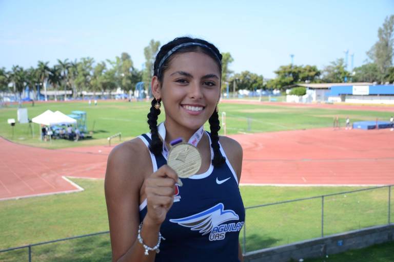 Ariday Salcedo está orgullosa de ganar el oro en el Campeonato Nacional de Primera Fuerza de Atletismo