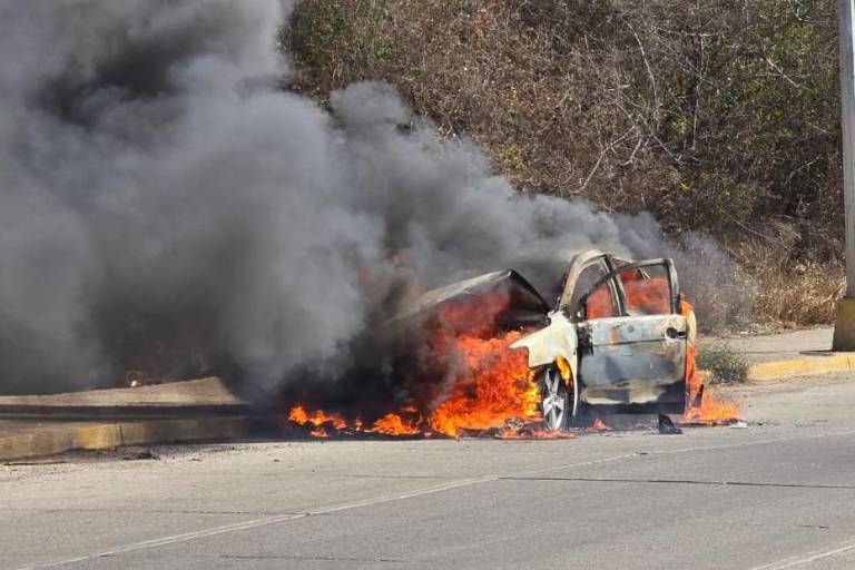 Se incendian dos autos en diferentes puntos de Mazatlán