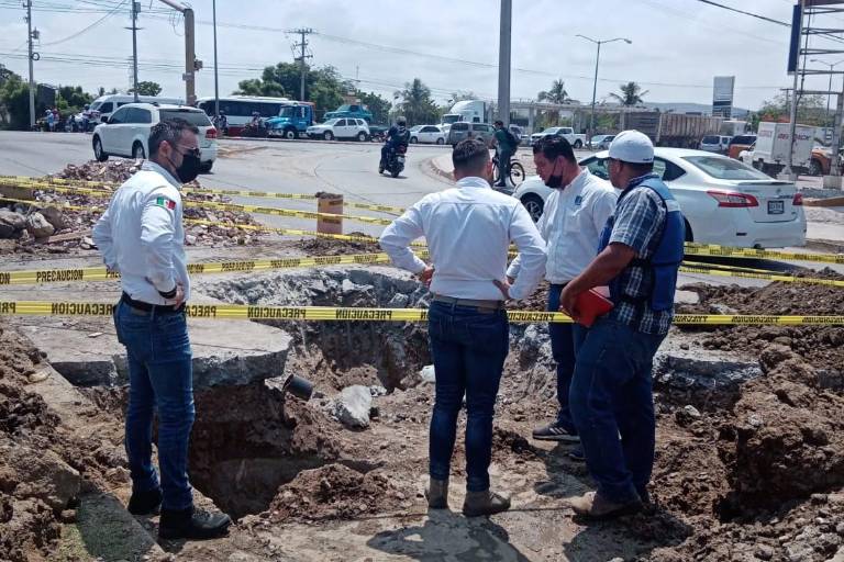 Detecta JUMAPAM socavón en Avenida Santa Rosa