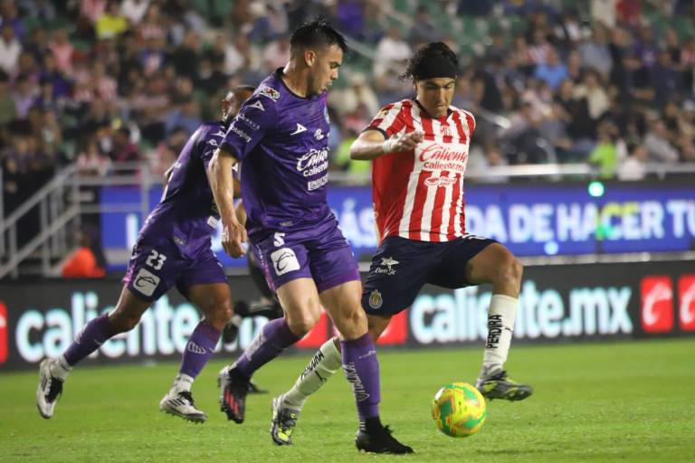 Mazatlán rescata el empate en un partido de locura y drama frente a las Chivas