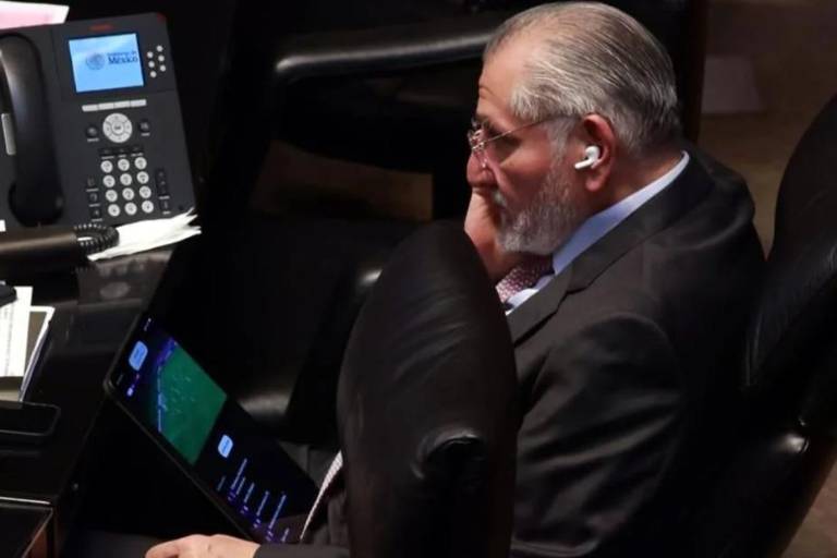 Mientras titular de SHCP hablaba de ‘huachicol fiscal’, Adán Augusto veía fútbol en su curul