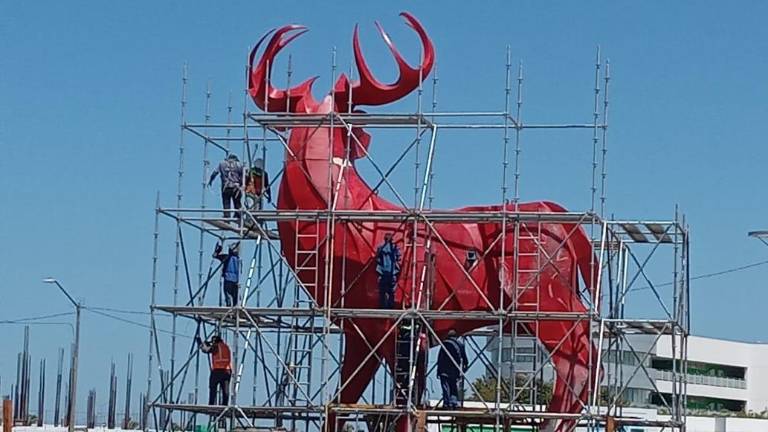 Continúa instalación de nuevo Monumento al Venado, en la Marina, en Mazatlán