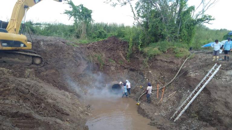 Trabajos de reparación de una tubería que ha ocasionado desabasto en el sur de Culiacán.