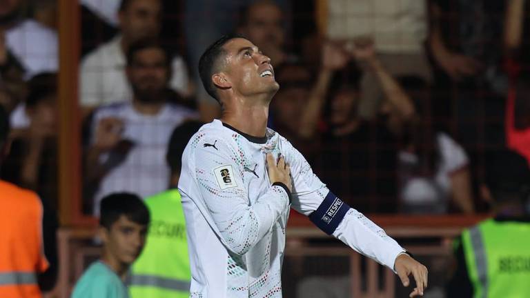 Cristiano Ronaldo marca doblete y dedica sus goles a Diogo Jota.