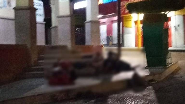 Afuera del Palacio Municipal de Cárdenas, en San Luis Potosí, fueron arrojados cinco cadáveres.