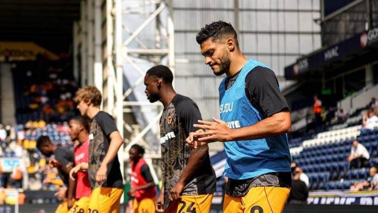 Raúl Jiménez aporta asistencia en primer triunfo del Wolverhampton.