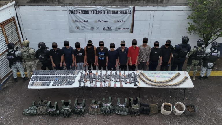 Autoridades detuvieron a 11 personas y aseguraron 12 armas largas, cargadores, municiones y equipo táctico en Isla del Bosque, Escuinapa.