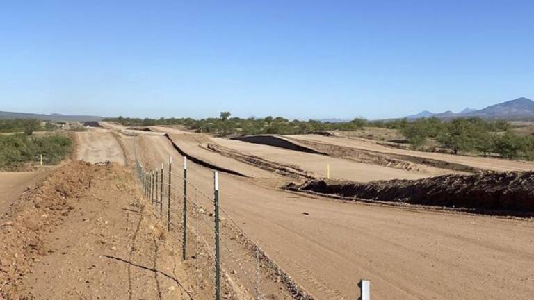 El proyecto ferroviario incluye la construcción de vías de Guaymas a Nogales, a unos 69 kilómetros al norte de Ímuris.