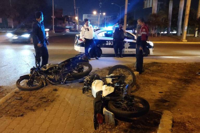 Chocan dos motos en crucero de la Avenida Insurgentes, en Mazatlán