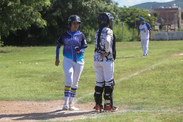 Leonas rugen en la jornada de Liga de Softbol, en Chololos