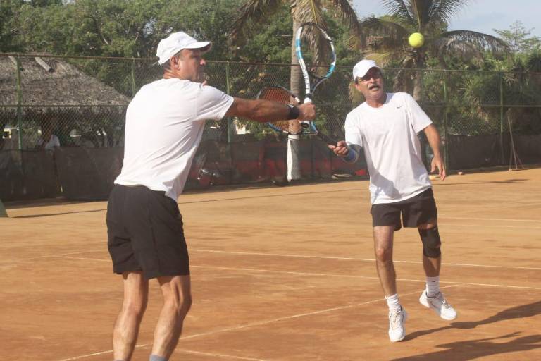 Suman triunfo Medrano y Milán en el Torneo de Tenis del Día del Padre