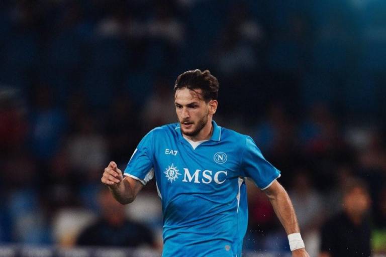 Kvaratskhelia lidera victoria del Napoli 3-0 contra Bolonia