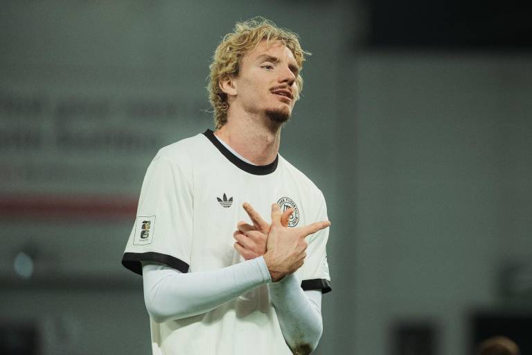 Alemania mantiene el liderato gracias al ‘gigante’ Woltemade