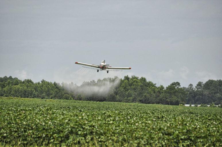 $!Fumigación aérea con pesticidas. Los críticos de la fumigación con el polémico herbicida glifosato, comúnmente conocido como Roundup, argumentan que esta ha dejado un legado de daños al ecosistema y a los seres humanos.