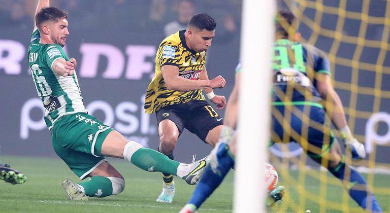 Orbelín Pineda sigue demostrando su capacidad en el futbol griego.
