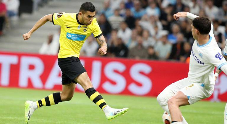 Orbelín Pineda anota por el AEK.