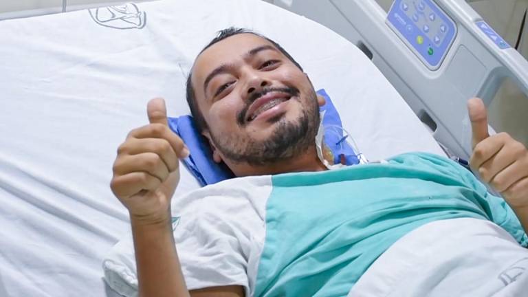 El joven Isael recibió un trasplante de riñón en el Hospital General Regional No. 1 del IMSS en Culiacán; la donadora fue su propia hermana, Lizbeth.
