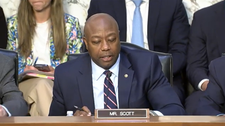 El Senador republicano Tim Scott dijo que ya era hora de sancionar a los fabricantes, a los exportadores y a los cárteles.
