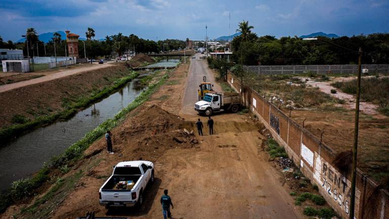 Reparan socavón en el Fraccionamiento Villas del Río, en Culiacán