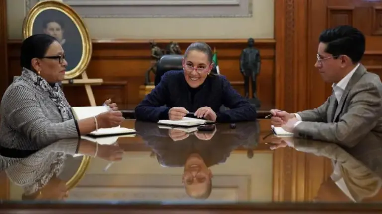 La Presidenta Claudia Sheinbaum Pardo sostiene una llamada con el Papa León XIV.