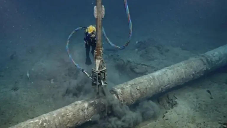 Personal especializado ejecuta las labores de reparación en el lecho marino del Golfo de México.
