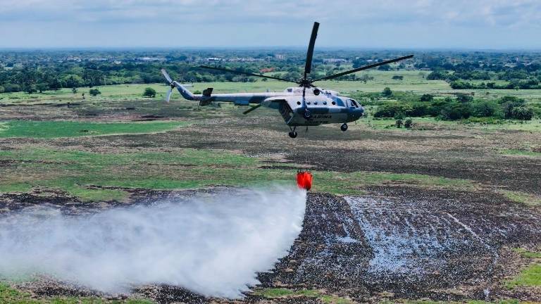 Un helicóptero MI-17 realizó maniobras de captación y descarga de agua en Veracruz como capacitación para el combate aéreo de incendios forestales.