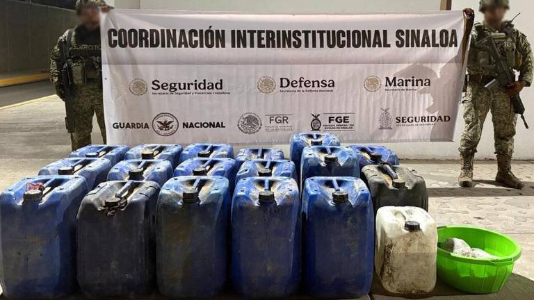Efectivos del Ejército Mexicano resguardan insumos químicos incautados en laboratorios clandestinos.