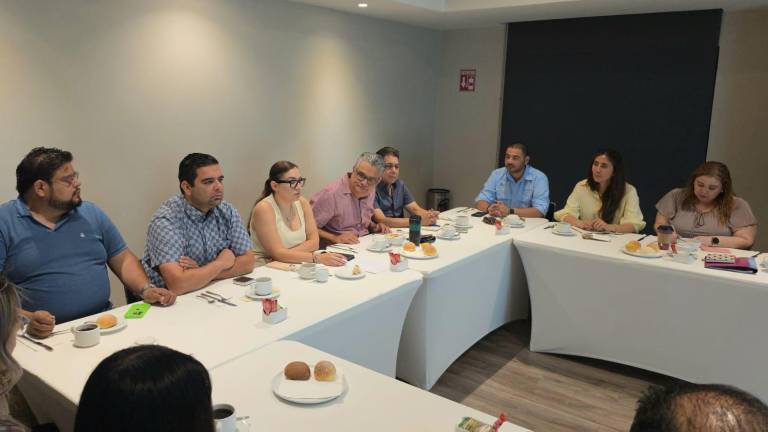 El delegado de Semarnat en Sinaloa, Renato Ocampo Alcántar, se reúne con la Intercamaral de Mazatlán.